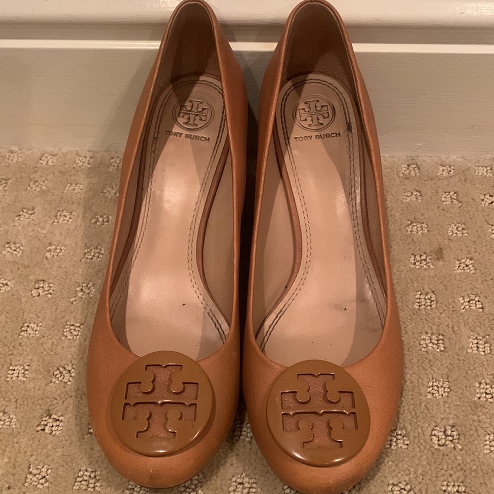Tory Burch Nude Tan Round Toe Wedge Pumps Size 8.5